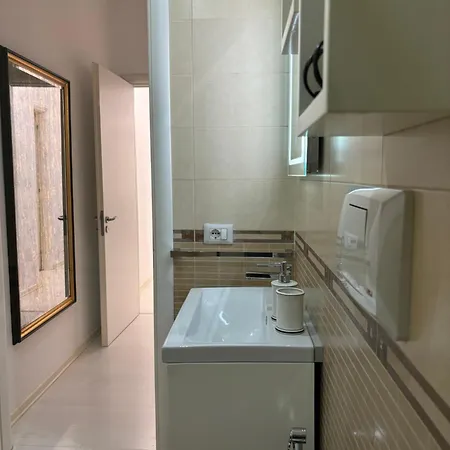 Apartment Tam Serviced 2bdr Center No6