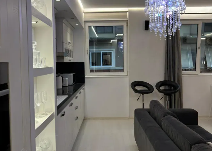 Tam Serviced 2bdr Center No6 티라나